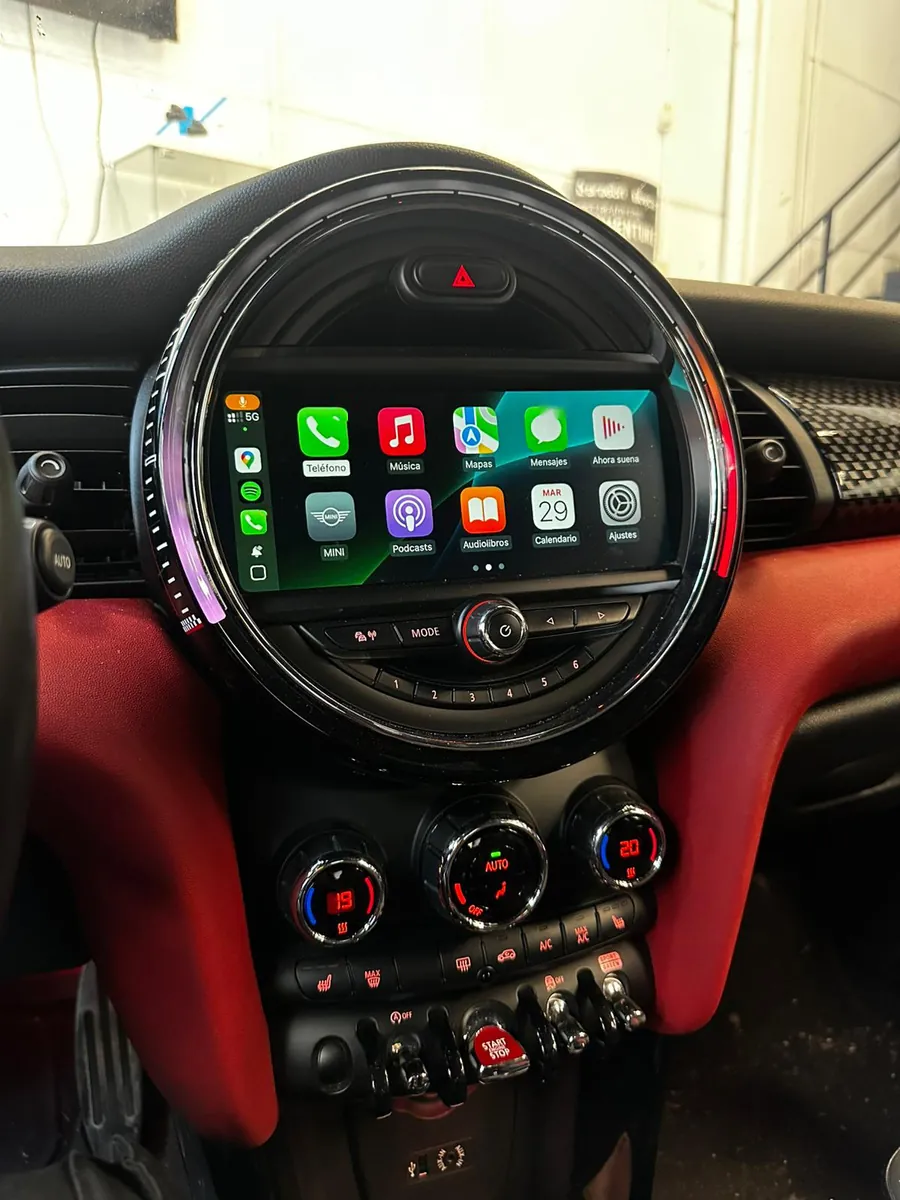 Interface CarPlay instalada en MINI