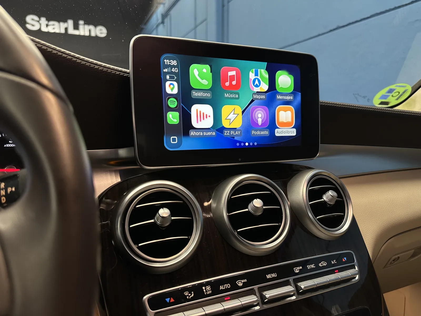 CarPlay integrado manteniendo la pantalla original de un Mercedes-Benz