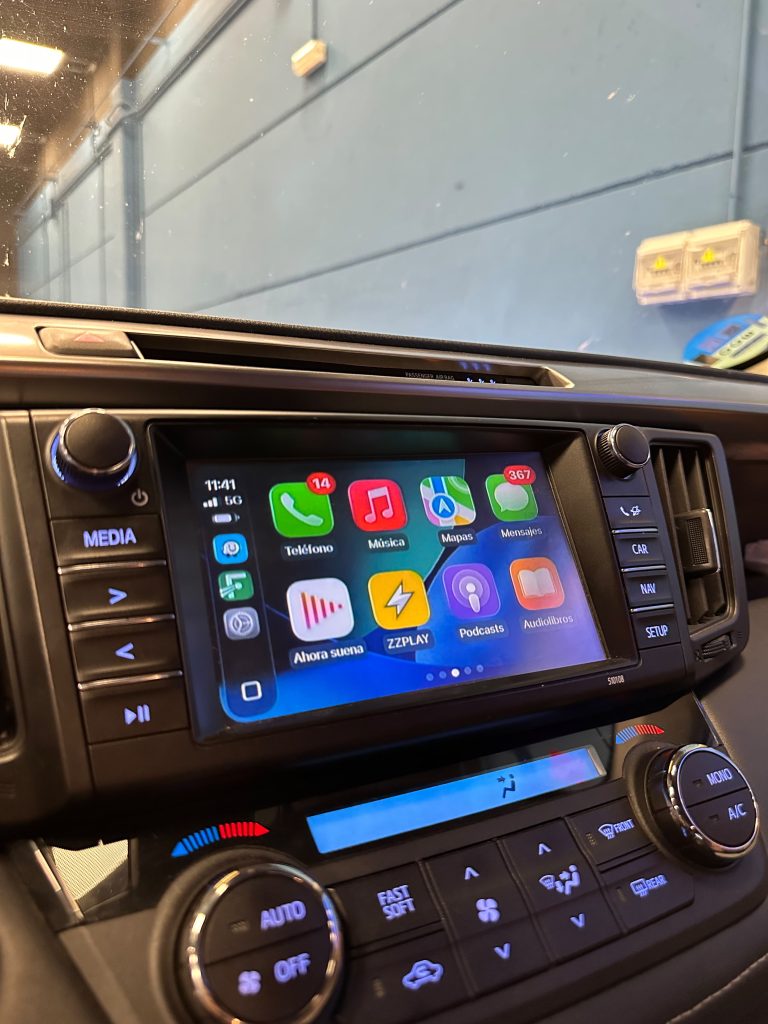 Apple CarPlay integrado en la pantalla original de un Toyota