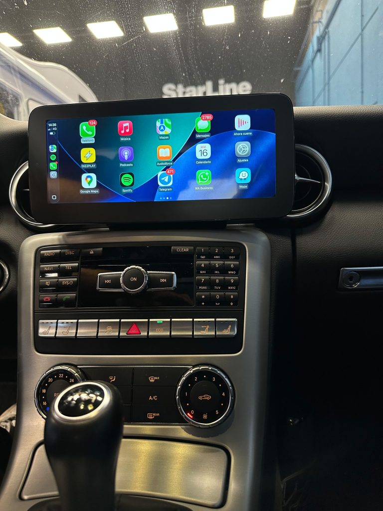 Pantalla ZZ2 DIZZPLAY con CarPlay instalada en Mercedes SLK