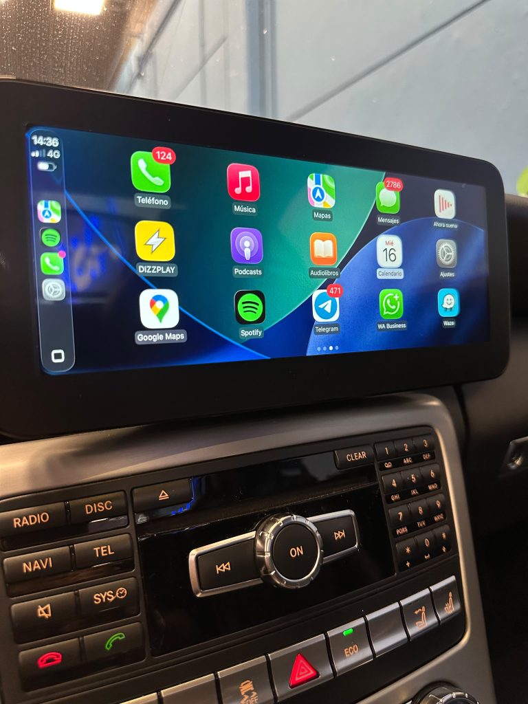 Pantalla ZZ2 DIZZPLAY instalada en Mercedes SLK