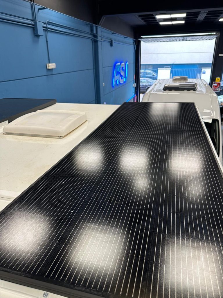 Detalle de una placa solar montada sobre una autocaravana en Auto Sonido Juanjo