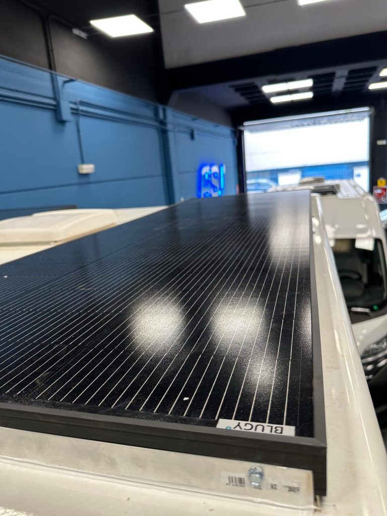 Placa solar instalada en el techo de una autocaravana en el taller de ASJ